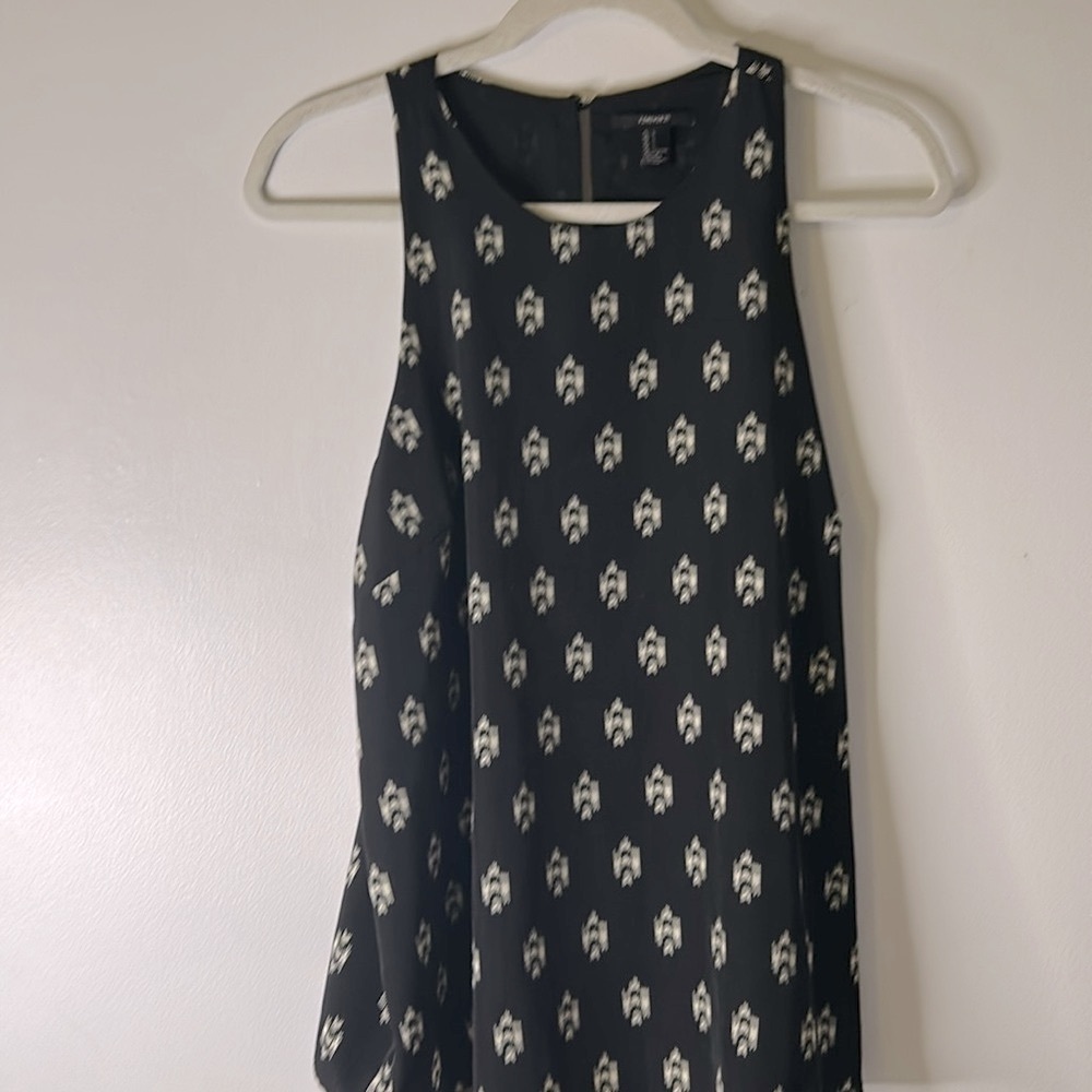 Forever 21 pattern lined tank size Large black white summer layering abstract